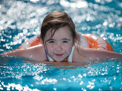 Familienhotel - Wellnessbereich - Schwimmen lernen im Urlaub - auch das ist möglich im Laderhof - Kinderhotel Laderhof