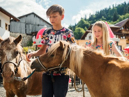 Familienhotel - Wellnessbereich - Im Sommer gibt es vormittags immer Pony reiten - Kinderhotel Laderhof