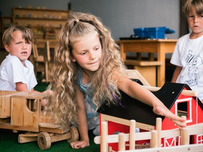 Familienhotel - Kinderhotels Europa - beim Spielen entstehen Freundschaften - Kinderhotel Laderhof