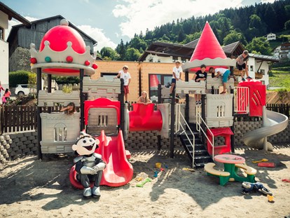 Familienhotel - Wellnessbereich - die Kleinkindritterburg mit rießen Sandplatz - Kinderhotel Laderhof