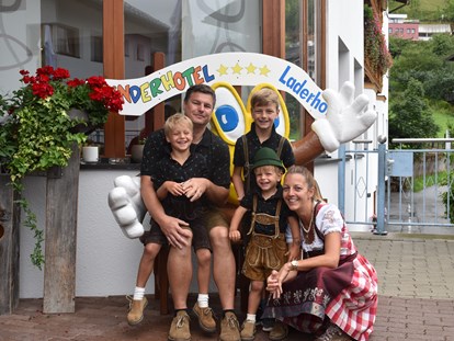 Familienhotel - Wellnessbereich - Familie Ebner Claudia und David mit den 3 Jungs freuen sich auf Sie! - Kinderhotel Laderhof