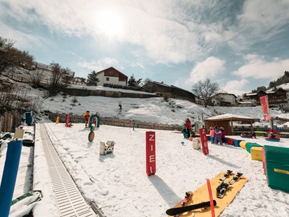 Familienhotel - Wellnessbereich - unterhalb vom Hotel lernen die Anfänger spielerisch das Ski fahren - Kinderhotel Laderhof