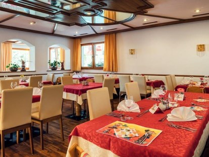 Familienhotel - Kinderhotels Europa - großzügige Familientische bietet unser Speisesaal - Kinderhotel Laderhof
