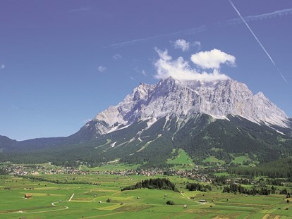 Familienhotel - Wellnessbereich - das Wettersteinmassiv mit der Zugspitze - Tirolerhof Familotel Zugspitze