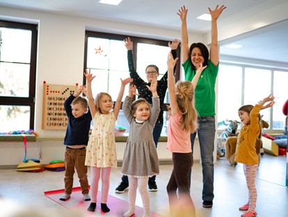 Familienhotel - Wellnessbereich - Tolle Kinderbetreuung mit Bewegungsspielen  - Bliems Familienhotel**** Schladming