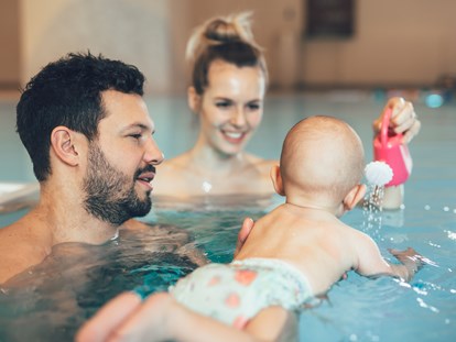 Familienhotel - Wellnessbereich - Baby-Schwimmen - POST Family Resort