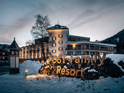 Familienhotel - Wellnessbereich - Außenansicht Winter - POST Family Resort