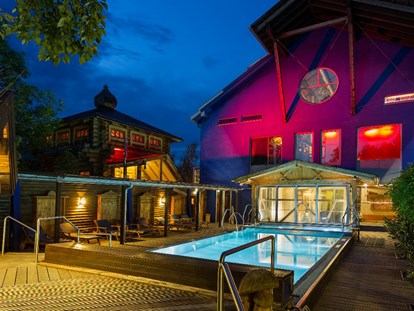 Familienhotel - Umgebungsschwerpunkt: Fluss - Außenbecken Badegärten - Hotel Am Bühl