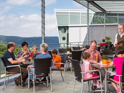 Familienhotel - Pools: Schwimmteich - Panoramarestaurant Glashaus  - Hotel Am Bühl