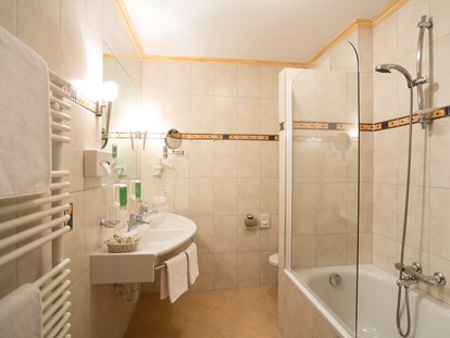 Familienhotel - Trebesing - Badezimmer mit Wanne - Familienhotel Auhof