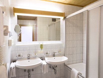 Familienhotel - Trebesing - Badezimmer mit 2 Waschbecken - Familienhotel Auhof