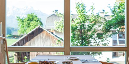 Familienhotel - Obertilliach - Frühstück mit Aussicht auf die Dolomiten - Dolomit Family Resort Alpenhof