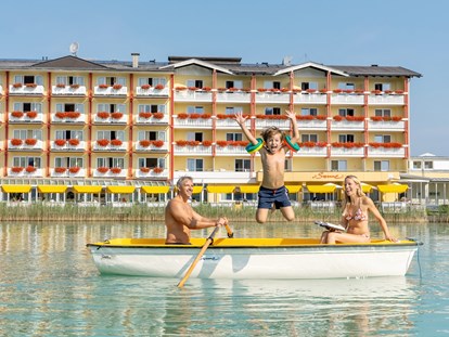 Familienhotel - Kinderhotels Europa - Mit dem Ruderboot über den See. Zum Ausleihen direkt im Hotel. - Baby + Kinderhotel Sonnelino