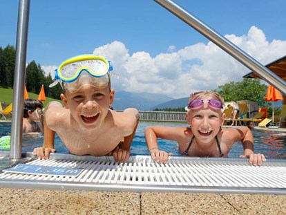 Familienhotel - Pools: Schwimmteich - Kinder im Pool - Familienhotel Kreuzwirt