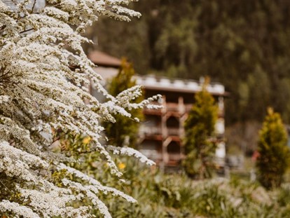Familienhotel - Trentino-Südtirol - Alle Wünsche werden klein, neben dem Wunsch mit dir
zu sein!

Vom Candle-Light-Gourmet-Dinner zum Sterneschauen auf dem Rooftop-Jacuzzi. Vor allem Frühling wie Herbst ist das Lüsner Tal das Dorf der Pärchen-Aktivitäten: Mountainbiken, Bergsteigen und Wandern (Geführte Wanderungen ganzjährig direkt vom Hotel), Sporteln auf der Panoramawiese und im Fitnessraum, Schwimmen und Entspannen in der Dolomiten-Spa.
 - Hotel Bergschlössl