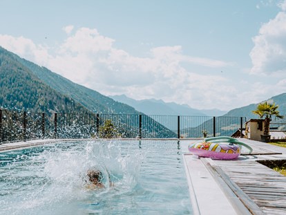 Familienhotel - Trentino-Südtirol - Outdoor Natursteinpool - Hotel Bergschlössl