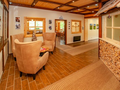 Familienhotel - Trebesing - Rezeptionsbereich mit freundlichen, ugemütlichen Ausstattungen aus Holz - Familienhotel Schneekönig