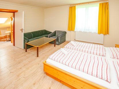 Familienhotel - Trebesing - Großes Familienzimmer mit zwei sepatarten Zimmern " Typ "Scheefamilien" - Familienhotel Schneekönig