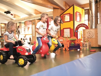 Familienhotel - Skilift - Das Romantik Seehotel Jägerwirt bietet Ihren Kindern ein 200 m² großes Spielparadies, welches Kinderherzen höher schlagen lässt. - Seehotel Jägerwirt