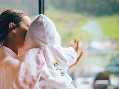 Familienhotel - Pools: Außenpool beheizt - Mama mit Baby - DAS EDELWEISS Salzburg Mountain Resort