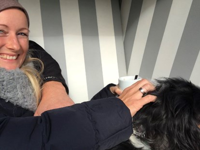 Familienhotel - Wellnessbereich - Hofhund Snoopy kommt immermal mit in einen Strandkorb - Bauer Martin | Ostsee Ferienhof Bendfeldt