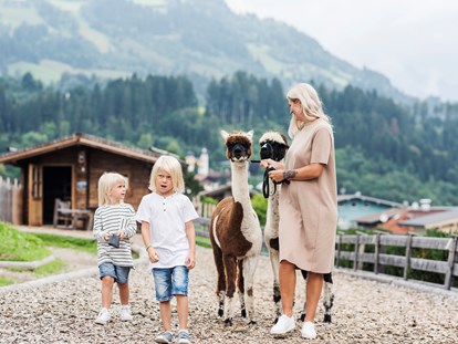 Familienhotel - Wellnessbereich - Außenanlage mit Alpakas - Mia Alpina Zillertal Family Retreat