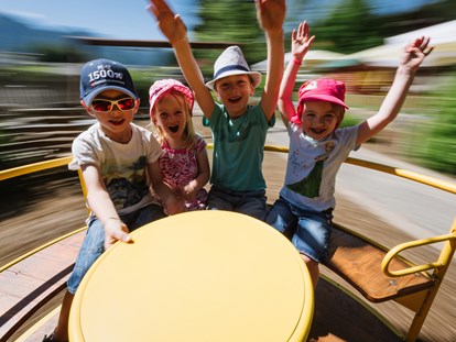 Familienhotel - Kinderwagenverleih - hotelexklusiver Spielepark - Karussell - Furgli Hotels