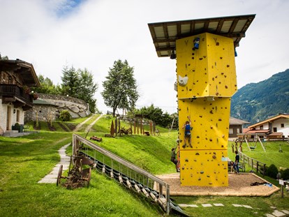 Familienhotel - Verpflegung: 3/4 Pension - 8m Kletterturm im 20.000m² Abenteuerpark - Alpin Family Resort Seetal
