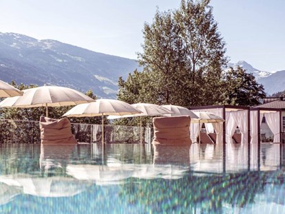 Familienhotel - Umgebungsschwerpunkt: Fluss - Beheizter Infinity Outdoorpool - das ganze Jahr geöffnet - Alpin Family Resort Seetal