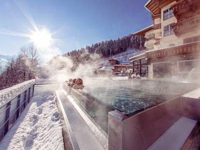 Familienhotel - Pools: Schwimmteich - 32° Infinity Outdoor Pool - Alpin Family Resort Seetal