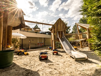 Familienhotel - Ponyreiten - Sandspielturm am Kleinkinderspielplatz - Alpin Family Resort Seetal