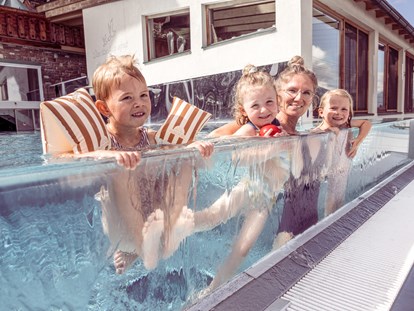 Familienhotel - Pools: Schwimmteich - 32Grad Infinity Outdoorpool - Alpin Family Resort Seetal