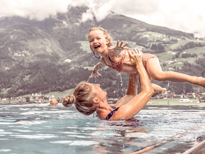 Familienhotel - Pools: Schwimmteich - Poolparty - Alpin Family Resort Seetal