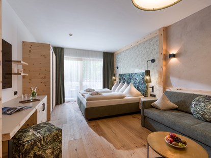 Familienhotel - Pools: Schwimmteich - Ganz viel Platz in unserer Suite Bergquell - Alpin Family Resort Seetal