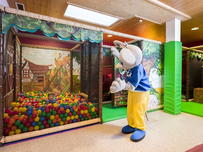 Familienhotel - Einzelzimmer mit Kinderbett - Softplay Anlage mit Bällebad - Alpin Family Resort Seetal