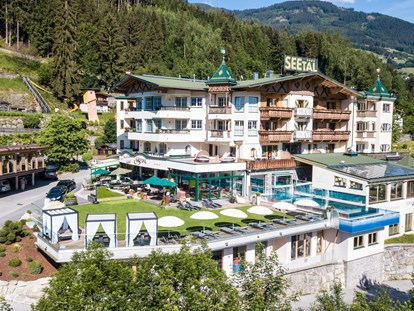 Familienhotel - Pools: Schwimmteich - Hotel mit traumhafter Ausblick - thronen über dem Zillertal - Alpin Family Resort Seetal