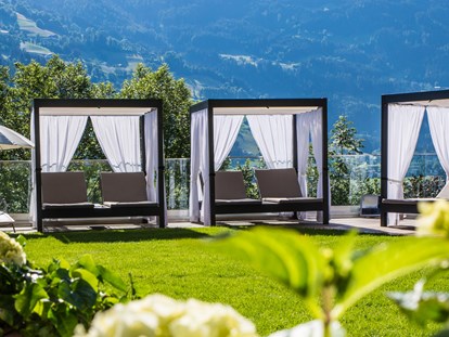 Familienhotel - Einzelzimmer mit Kinderbett - Day Beds zum Familien kuscheln - Alpin Family Resort Seetal