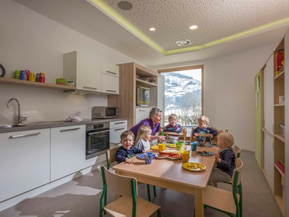 Familienhotel - Wellnessbereich - Kindermittagessen, Brot backen, Schoko Pudding... - Alpin Family Resort Seetal