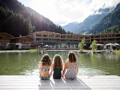 Familienhotel - Trentino-Südtirol - Sommer am Badeteich - Feuerstein Nature Family Resort