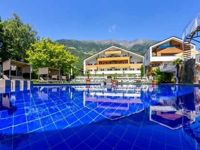Familienhotel - Pools: Außenpool beheizt - Hausfoto - Familien-Wellness Residence Tyrol