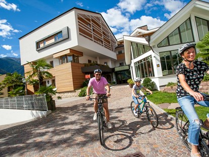 Familienhotel - Pools: Innenpool - Top Fahrradverleih und Anbindung zum Fahrradweg (über 100km lang) - Familien-Wellness Residence Tyrol