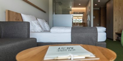 Familienhotel - Sachsen - Das Doppelzimmer Deluxe mit Badezimmer, Schreibtisch, Sitzecke und Kingsizebett - Waldstrand-Hotel Großschönau
