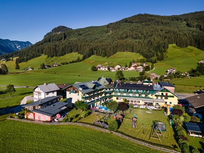 Familienhotel - Dachstein Salzkammergut - Außenansicht Sommer mit Gartenanlage - Familienhotel Sommerhof