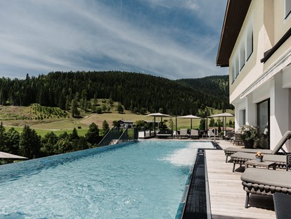 Familienhotel - Pools: Innenpool - Der neue Infinity-Pool sorgt für Entspannung pur mitten in der Filzmooser Bergwelt. - Hotel …mein Neubergerhof****