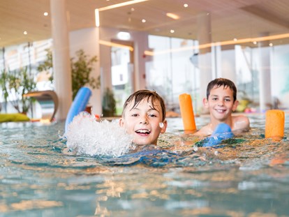 Familienhotel - ausschließlich Familien im Hotel - Schwimmschule auf Anfrage - Almfamilyhotel Scherer****s - Familotel Osttirol