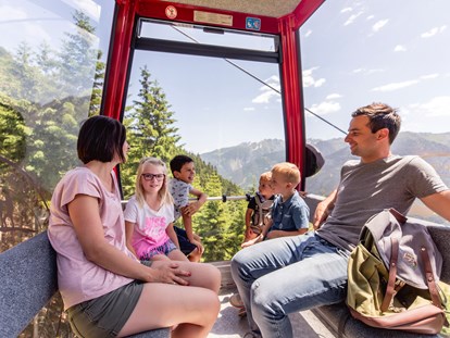 Familienhotel - Award-Gewinner - Gondelfahrt auf den Berg mit der Golzentippbahn in Obertilliach - Almfamilyhotel Scherer****s - Familotel Osttirol