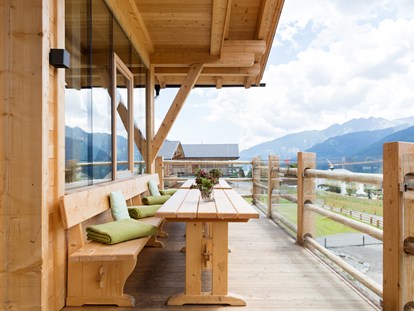 Familienhotel - Skilift - Balkon vor dem Restaurant - Almfamilyhotel Scherer****s - Familotel Osttirol