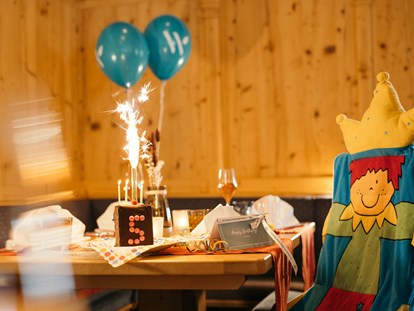 Familienhotel - Pools: Schwimmteich - Happy Birthday! - Kinderhotel Waldhof