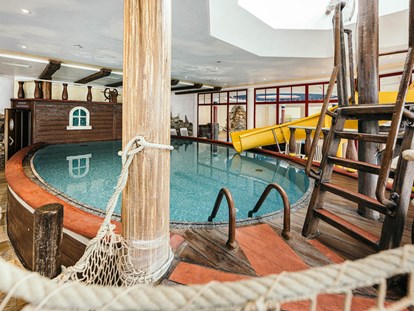 Familienhotel - Pools: Schwimmteich - Kinderhallenbad "Käpt`n Hook" - Kinderhotel Waldhof