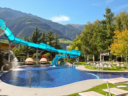 Familienhotel - Naturns bei Meran - Outdoor-Erlebnisbad mit Riesenrutsche - Familien - und Wellnesshotel Prokulus